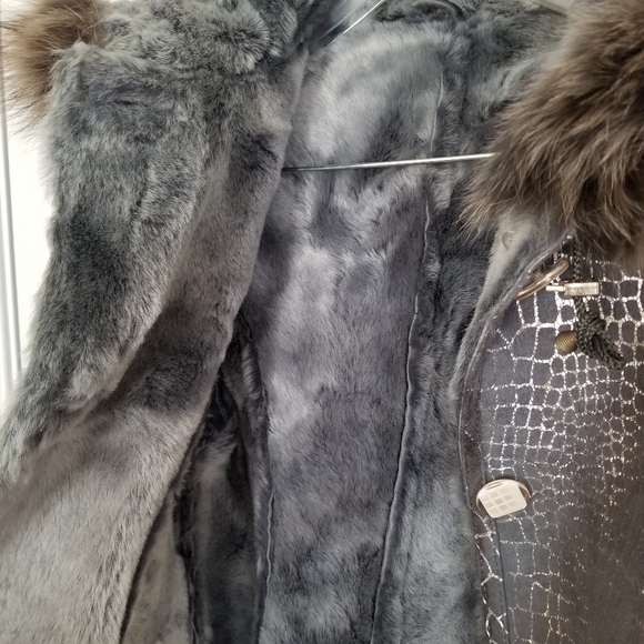 Sheepskin Shearling And Fox Fur Coat - Picture 3 of 10